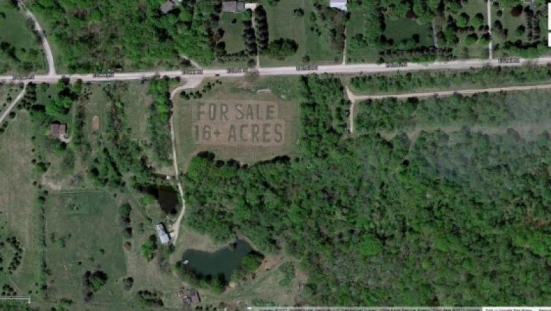FOTO! Genial: A tuns gazonul terenului de vanzare in forma anuntului, pentru a fi vizibil cu Google Maps
