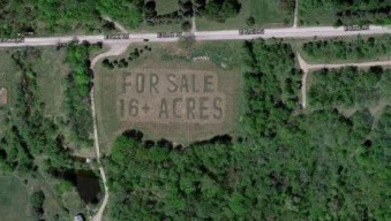 FOTO! Genial: A tuns gazonul terenului de vanzare in forma anuntului, pentru a fi vizibil cu Google Maps