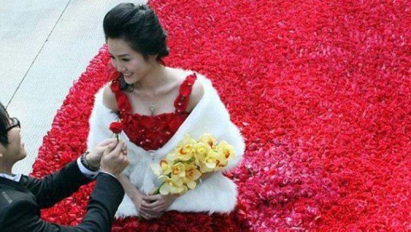 China: Un barbat i-a oferit logodnicei o rochie din 10.000 de trandafiri