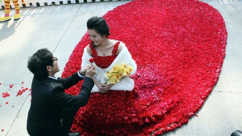 China: Un barbat i-a oferit logodnicei o rochie din 10.000 de trandafiri