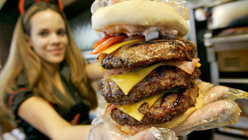 Hamburgerul mortal cu un kilogram de carne