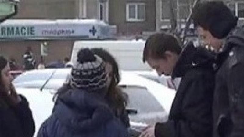 VIDEO! Cinci elevi au returnat 6.000 de euro gasiti pe strada