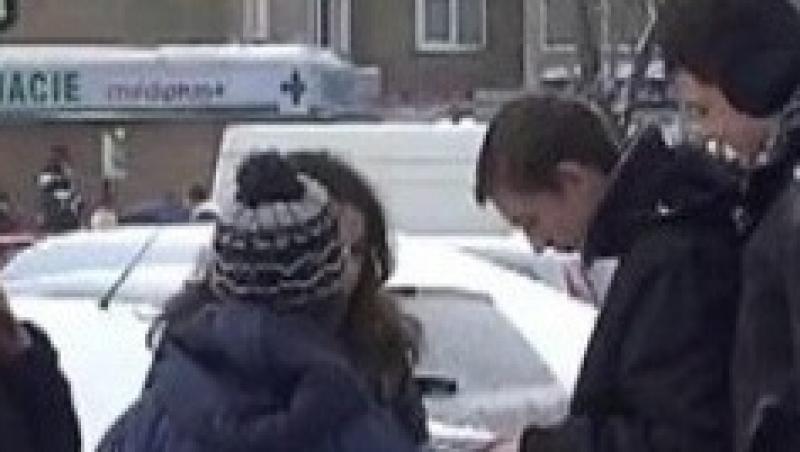 VIDEO! Cinci elevi au returnat 6.000 de euro gasiti pe strada