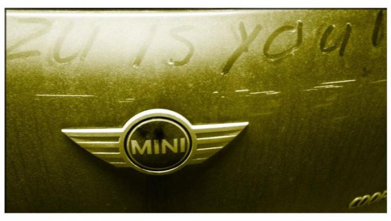 FOTO! Masina lui Mihai Morar, vandalizata de huligani