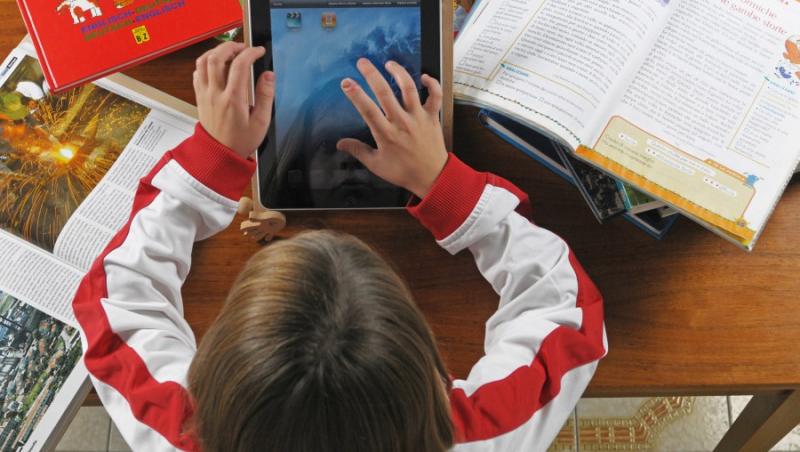 Studiu: Copiii invata sa citeasca mai usor de pe iPad