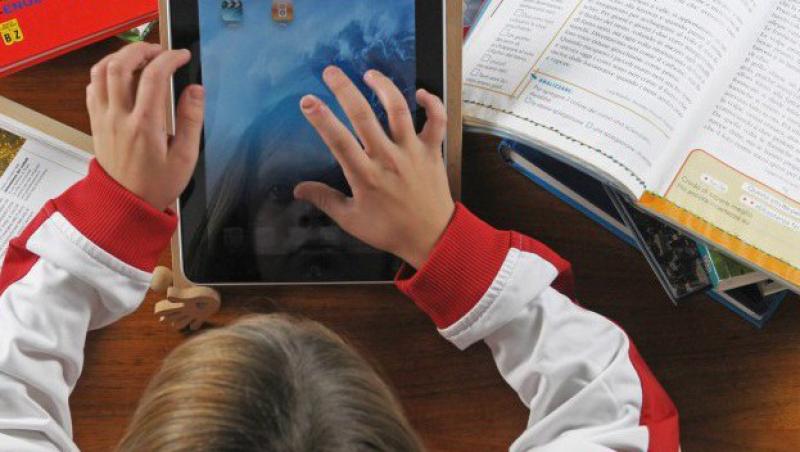 Studiu: Copiii invata sa citeasca mai usor de pe iPad