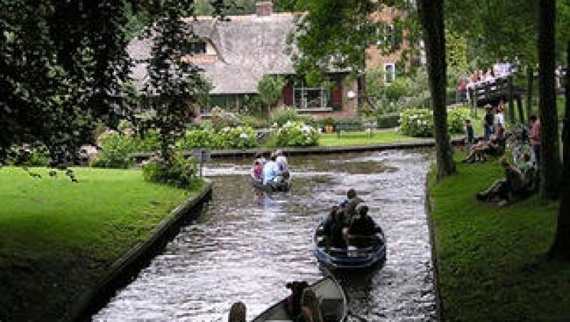 FOTO! Giethoorn, orasul fara strazi din Olanda