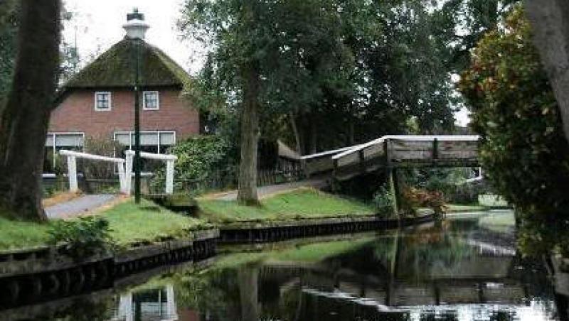 FOTO! Giethoorn, orasul fara strazi din Olanda