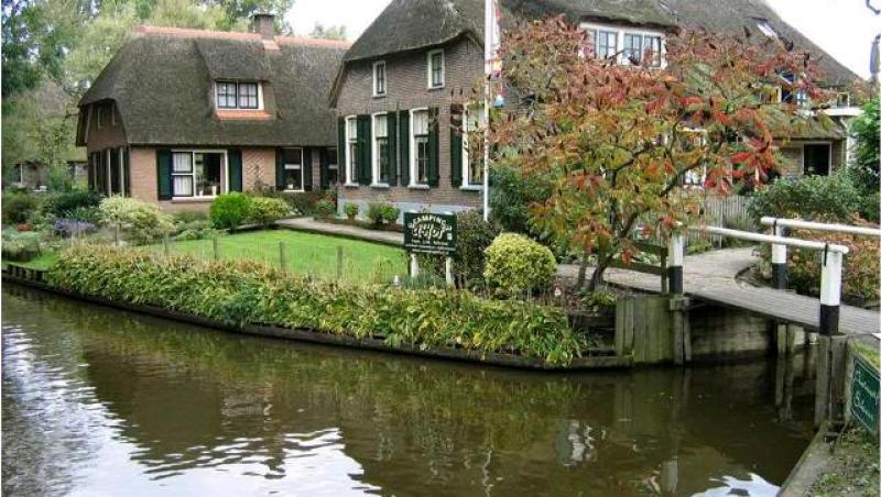 FOTO! Giethoorn, orasul fara strazi din Olanda