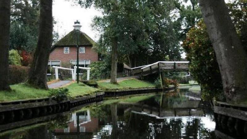 FOTO! Giethoorn, orasul fara strazi din Olanda