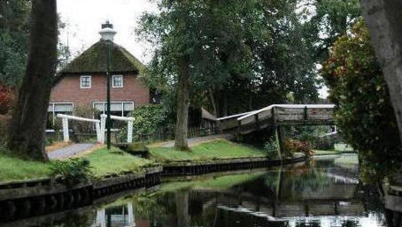 FOTO! Giethoorn, orasul fara strazi din Olanda