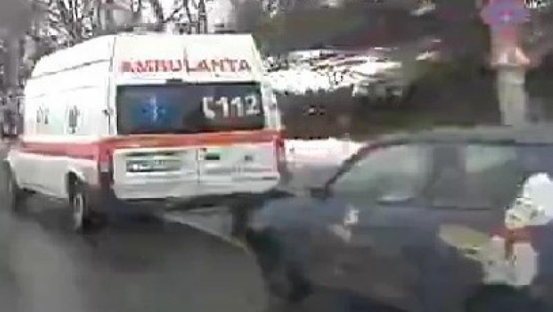 VIDEO! O ambulanta din Timisoara a tractat o masina blocata in zapada