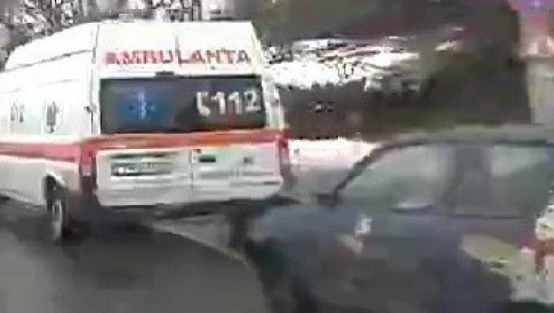 VIDEO! O ambulanta din Timisoara a tractat o masina blocata in zapada