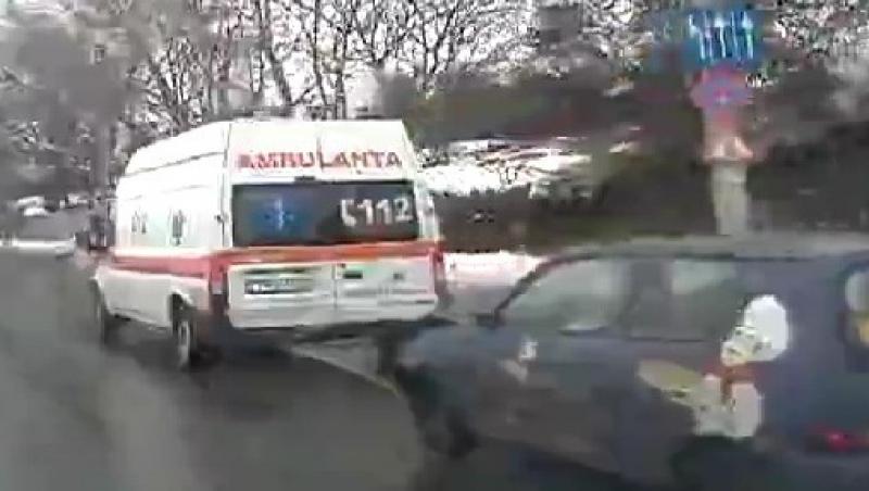 VIDEO! O ambulanta din Timisoara a tractat o masina blocata in zapada