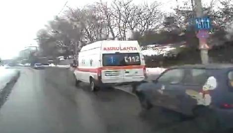 VIDEO! O ambulanta din Timisoara a tractat o masina blocata in zapada