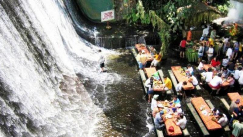 FOTO! Restaurant filipinez, situat la baza unei cascade