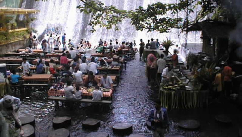 FOTO! Restaurant filipinez, situat la baza unei cascade