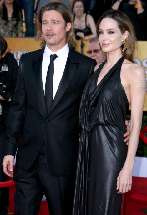 Angelina Jolie e insarcinata cu gemeni!