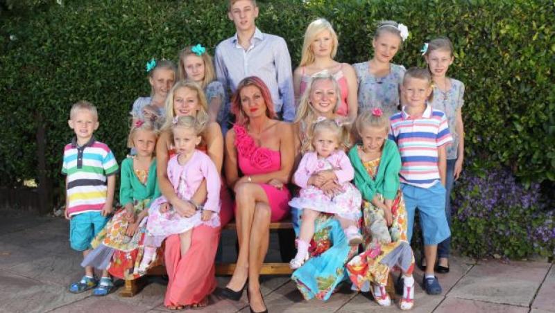 Marea Britanie: Ea este mama care are grija de 14 copii, singura!