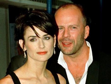 VIDEO! Bruce Willis o sprijina pe Demi Moore
