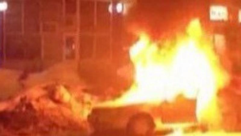 VIDEO! Craiova: Masina unei soferite a luat foc in trafic