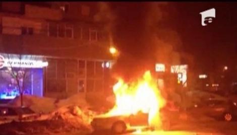 VIDEO! Craiova: Masina unei soferite a luat foc in trafic
