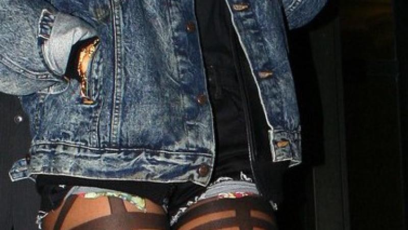 FOTO! Rihanna a iesit in public FARA pantaloni
