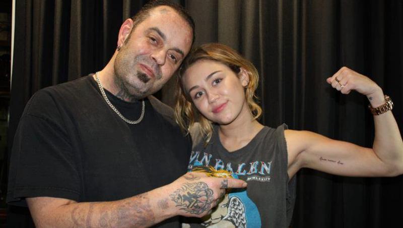 FOTO! Miley Cyrus si-a mai facut un tatuaj! Vezi unde!