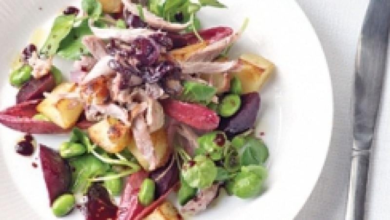 Reteta zilei: Salata calda de rata servita cu sos Merlot