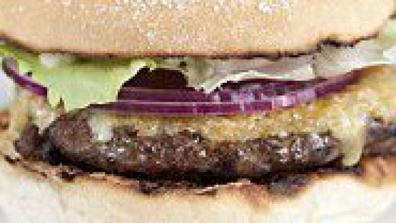 Hamburgerul cu carne artificiala, disponibil din luna octombrie