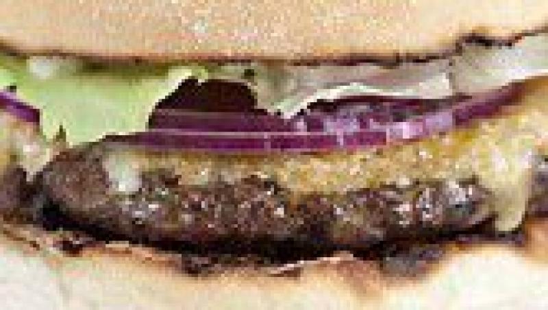 Hamburgerul cu carne artificiala, disponibil din luna octombrie