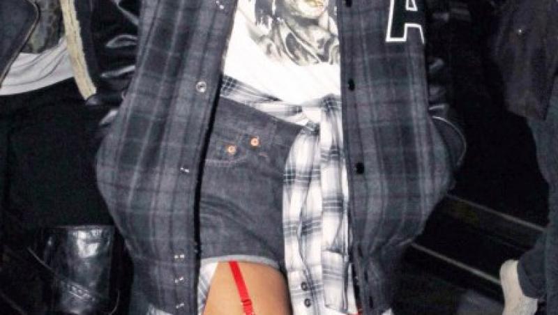 FOTO! Rihanna, cu jartiere obraznice