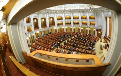 Scandal in Camera: Deputatii PSD si PNL au huiduit de la balcoane
