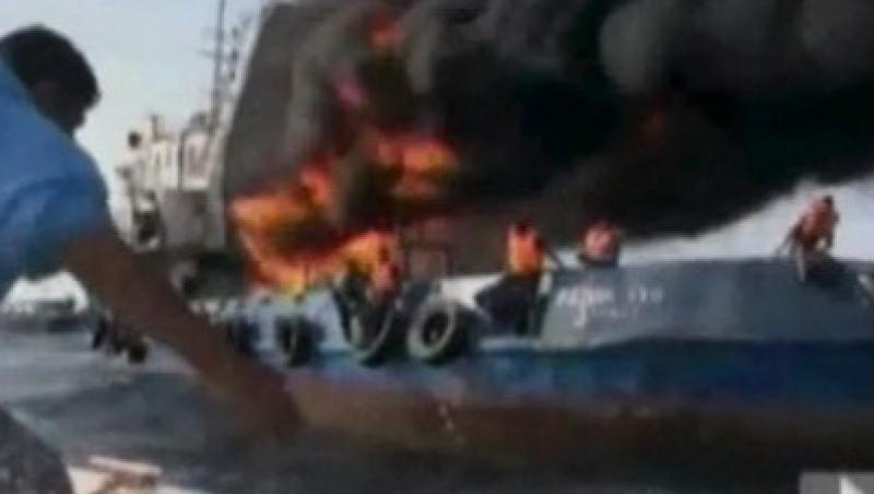 VIDEO! Golful Persic:  Marinari, salvati de la bordul unui petrolier in flacari de niste jurnalisti