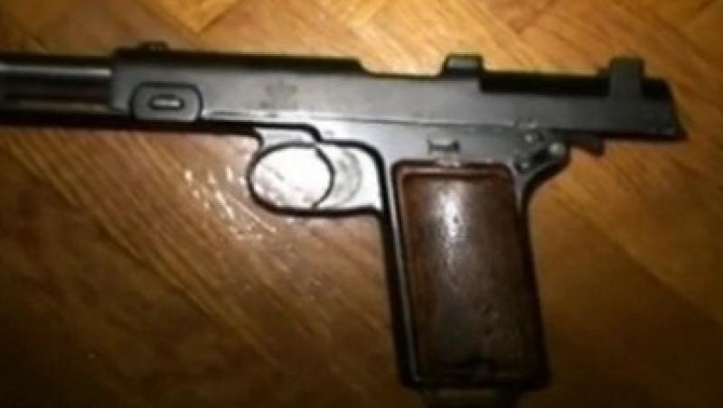 Zeci de arme au fost descoperite in urma unor perchezitii domiciliare in Prahova