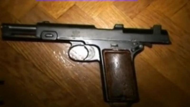 Zeci de arme au fost descoperite in urma unor perchezitii domiciliare in Prahova