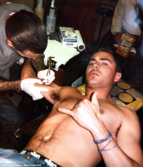 FOTO! Uite-l pe Zac Efron in timp ce se tatueaza!