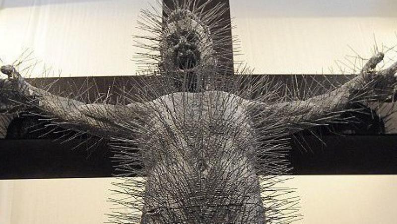 FOTO! Sculptura lui Iisus pe cruce, realizata numai din umerase