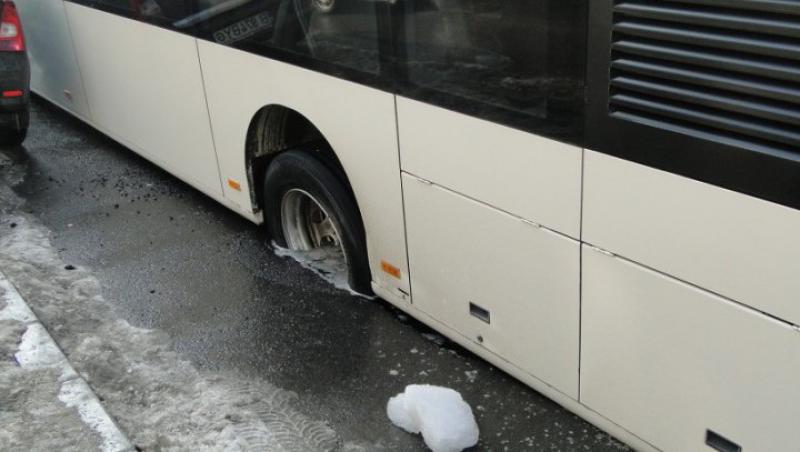 Bucurestiul, ca dupa bombardament: Un autobuz a ramas suspendat intr-o groapa