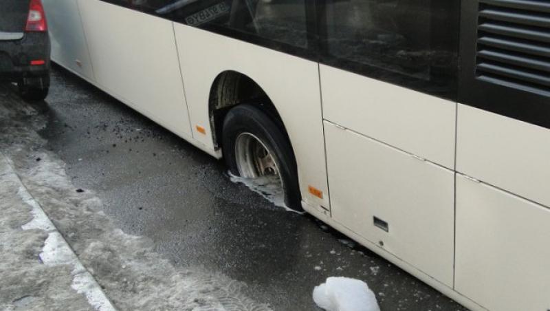 Bucurestiul, ca dupa bombardament: Un autobuz a ramas suspendat intr-o groapa