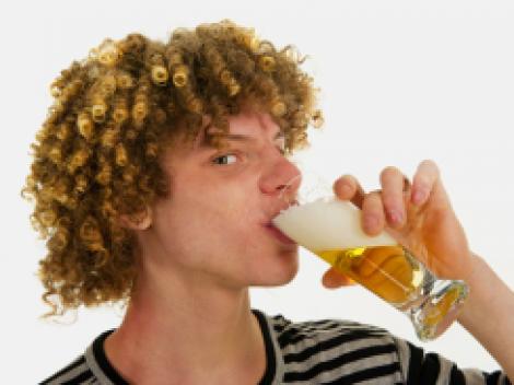 Studiu: adolescentii consuma alcool pentru ca asa vad in filme