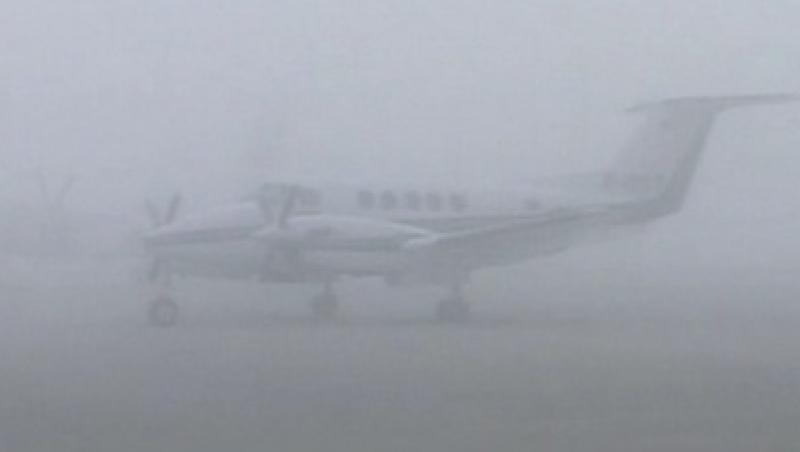 Traficul aerian, afectat de ceata. Mai multe curse au intarzieri de pana la cinci ore