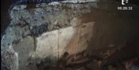 VIDEO! O groapa imensa a aparut din senin pe o strada intens circulata din Ramnicu Valcea