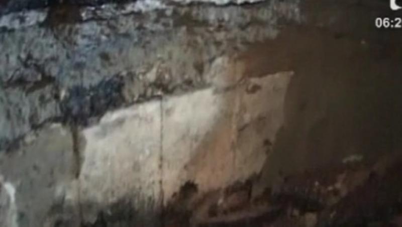 VIDEO! O groapa imensa a aparut din senin pe o strada intens circulata din Ramnicu Valcea
