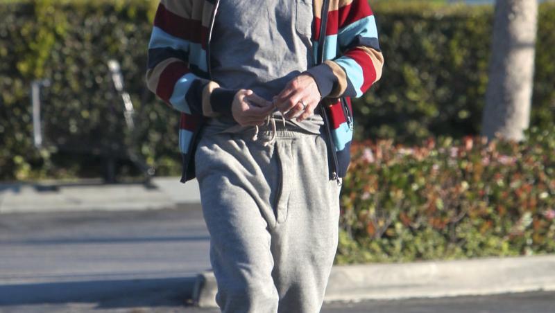 FOTO! Robert Downey Jr., elegant pe covorul rosu, dar neingrijit la jogging