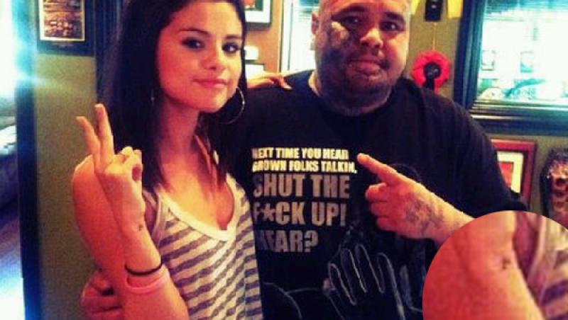 FOTO! Selena Gomez o ia pe urmele lui Miley Cyrus: artista si-a facut primul tatuaj