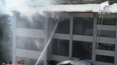 VIDEO! Un hotel din Ranca a fost devastat de un incendiu puternic. Pagubele se ridica la peste 200 de mii de euro
