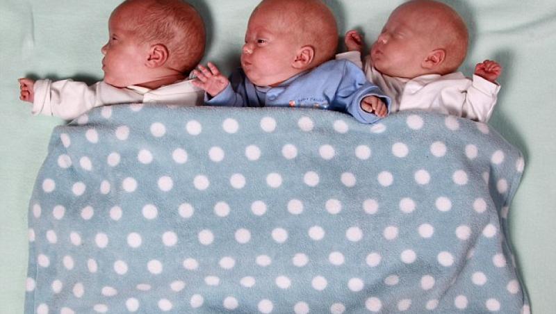 Marea Britanie: singurii tripleti nascuti prematur la 25 de saptamani care au supravietuit