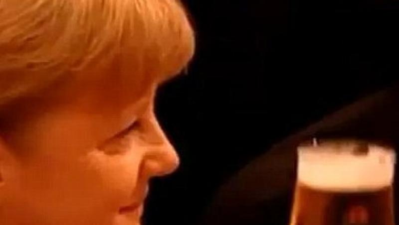 VIDEO! Angela Merkel a facut baie in bere la un dineu oficial