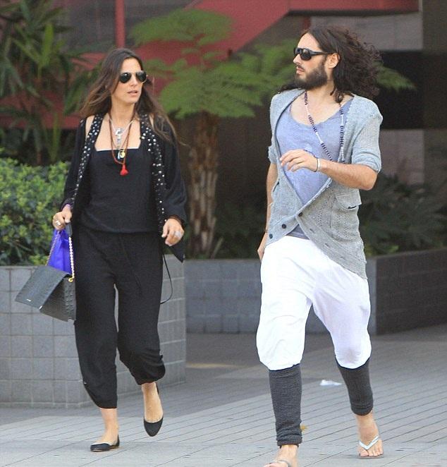 FOTO! Noua iubita a lui Russell Brand e o "tiganca moderna"